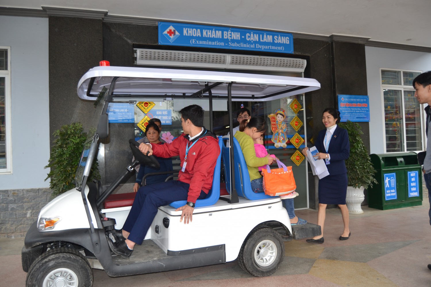 Bệnh viện Đa khoa Hùng Vương Phú Thọ đầu tư xe ô tô điện chở bệnh nhân