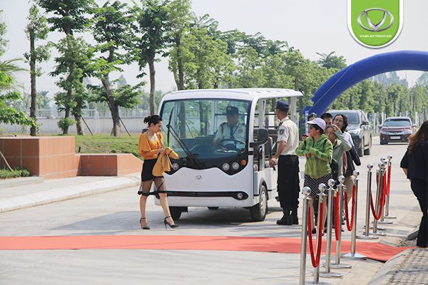 Xe điện Tùng Lâm vinh dự phục vụ quan khách cấp cao tại Lễ khánh thành Nhà máy nước mặt sông Đuống