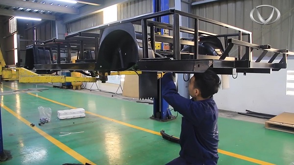 Tỉ mỉ công đoạn lắp trục bánh xe điện VN Electric Car