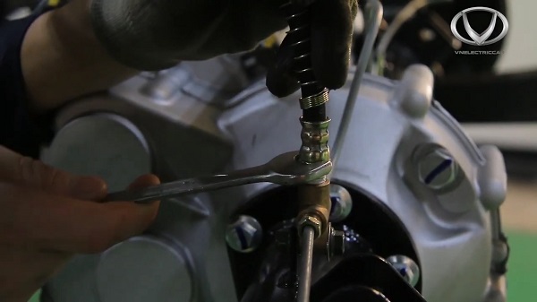 Tỉ mỉ công đoạn lắp trục bánh xe điện VN Electric Car