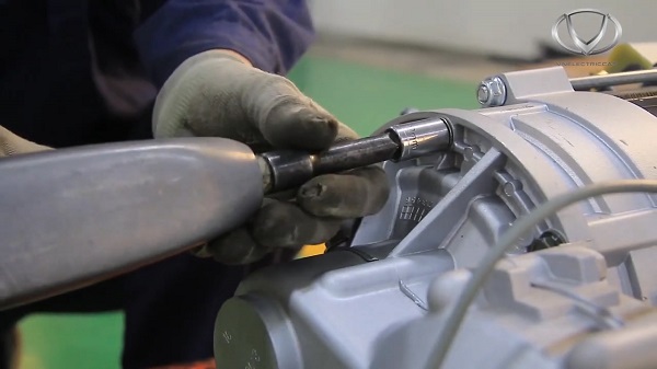 Tỉ mỉ công đoạn lắp trục bánh xe điện VN Electric Car