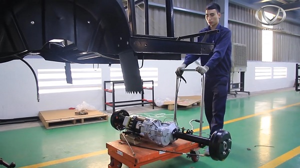 Tỉ mỉ công đoạn lắp trục bánh xe điện VN Electric Car