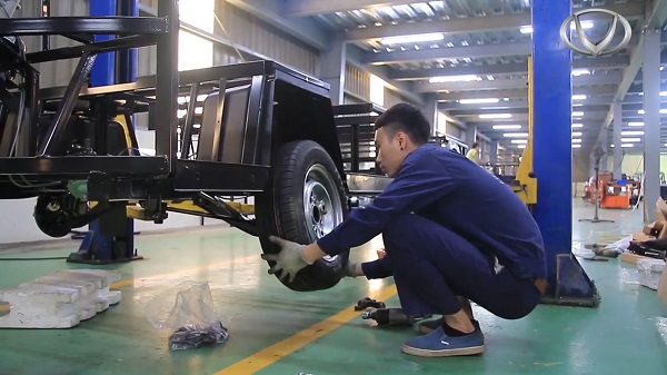 Tỉ mỉ công đoạn lắp trục bánh xe điện VN Electric Car