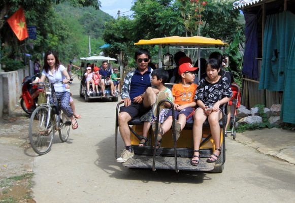 Mai Châu "xấu xí" trong mắt du khách vì xe ô tô điện tồi tàn