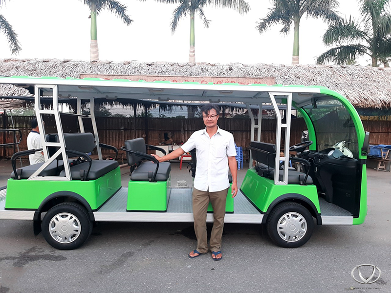 Tùng Lâm xuất xe điện du lịch VNE.CAR 14AC i10 đến làng cổ Đường Lâm