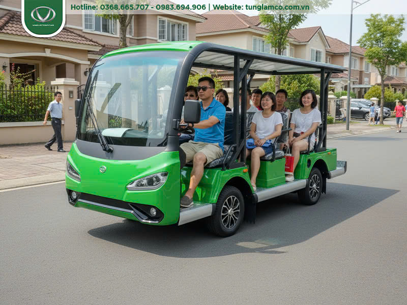 Xe chở khách di chuyển trong nội khu